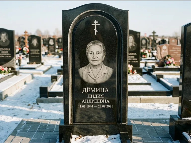 Памятник из чёрного гранита — стела-триптих с крестом с терновым венцом, работа «Ерофеева» в Красноярске