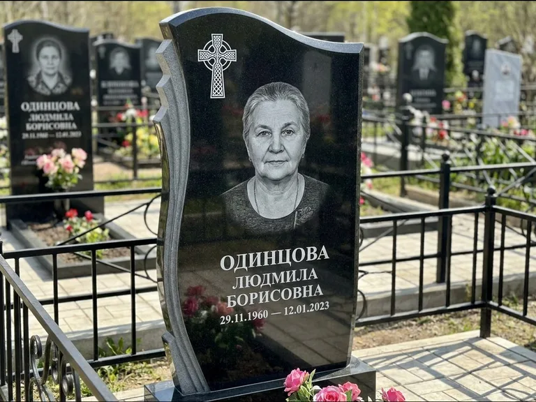 Памятник из чёрного гранита — стела с портретным овалом с кельтским крестом, работа «Савельева» в Красноярске