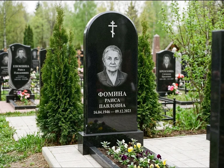 Памятник из чёрного гранита — вертикальная стела с латинским крестом, работа «Некрасова» в Красноярске