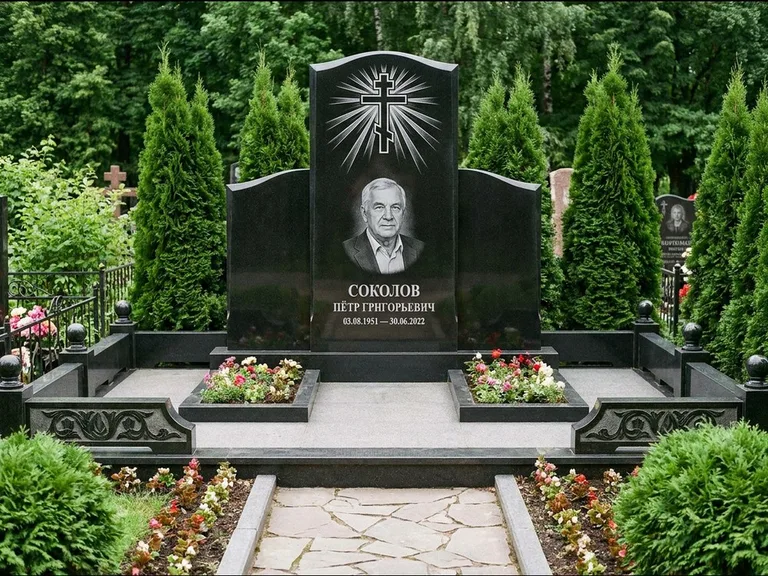 Памятник из чёрного гранита — низкая стела с крестом сбоку с золочёным крестом, работа «Верещагин» в Красноярске