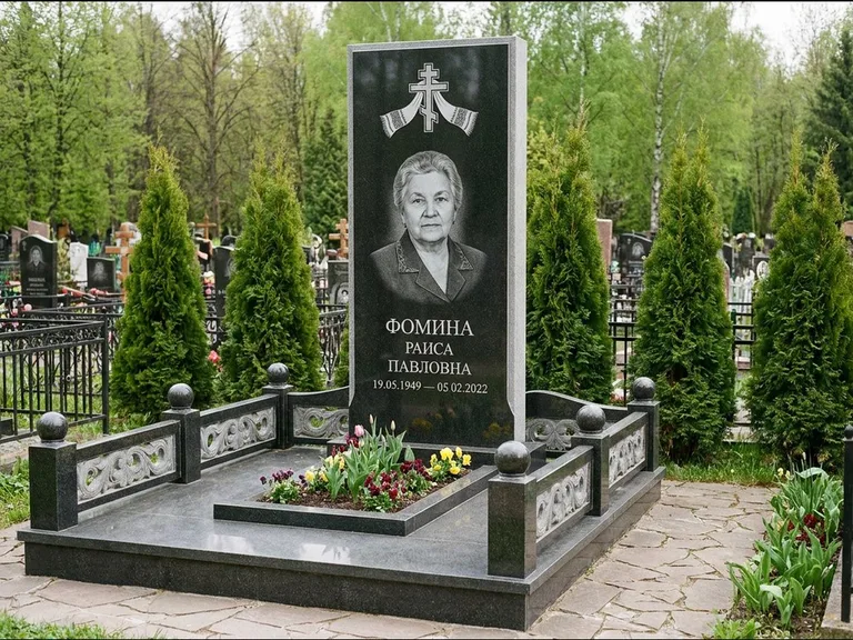 Памятник из чёрного гранита — семейный мемориал с ажурным резным крестом, работа «Мельникова» в Красноярске