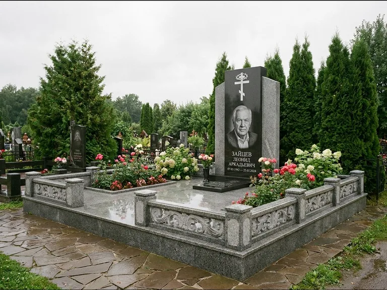 Памятник из чёрного гранита — стела с двумя портретами с крестом с рушником, работа «Богданов» в Красноярске