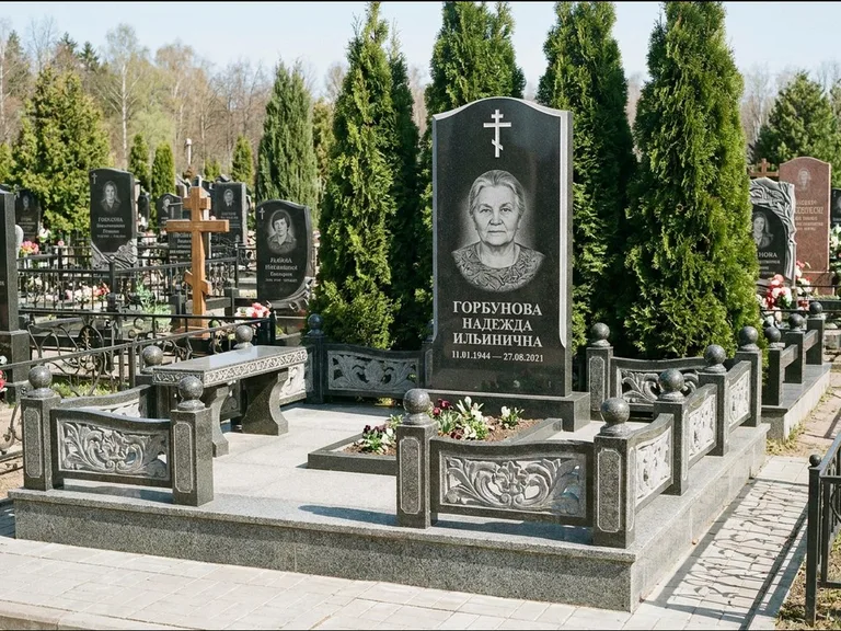 Памятник из чёрного гранита — стела с золочёным крестом с крестом с терновым венцом, работа «Селезнёва» в Красноярске