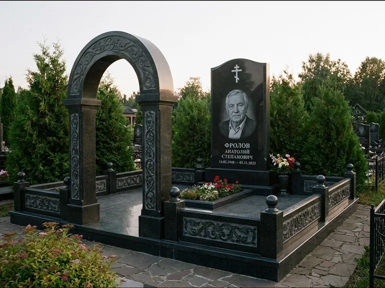 Памятник из чёрного гранита — высокая стела с процветшим крестом с православным восьмиконечным крестом, работа «Панкратов» в Красноярске