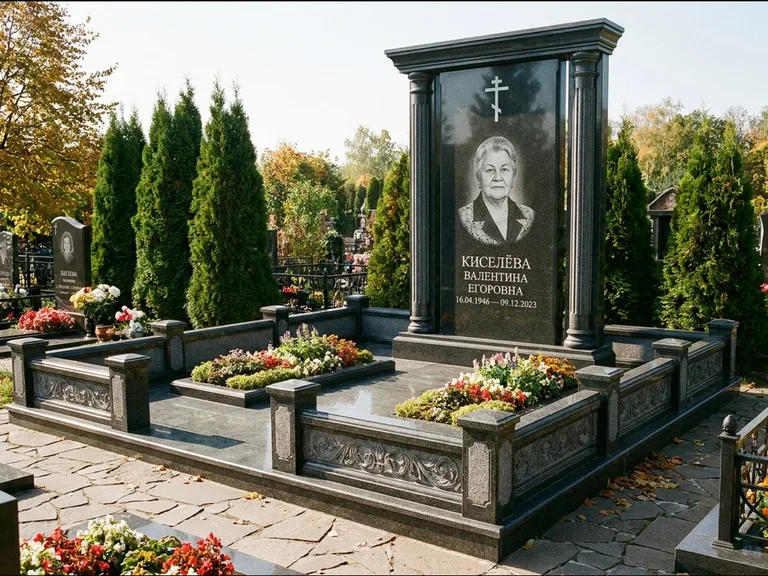 Памятник из чёрного гранита — стела с кельтским крестом с латинским крестом, работа «Ерофеева» в Красноярске