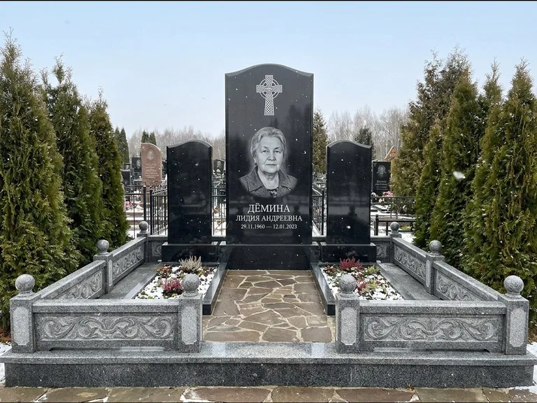Памятник из чёрного гранита — стела с крестом и ветвью с кельтским крестом, работа «Лаврентьева» в Красноярске
