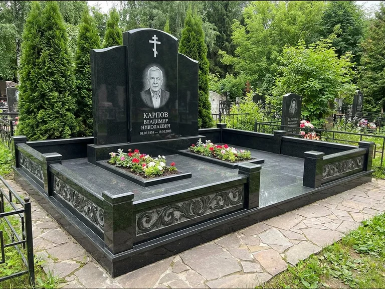 Памятник из чёрного гранита — двойная семейная стела с крестом на Голгофе, работа «Тихонов» в Красноярске