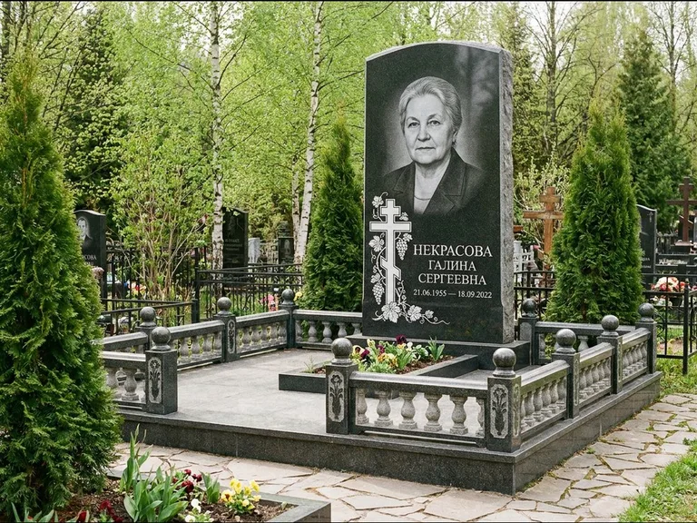 Памятник из чёрного гранита — стела с крестом и книгой с крестом с распятием, работа «Савельева» в Красноярске