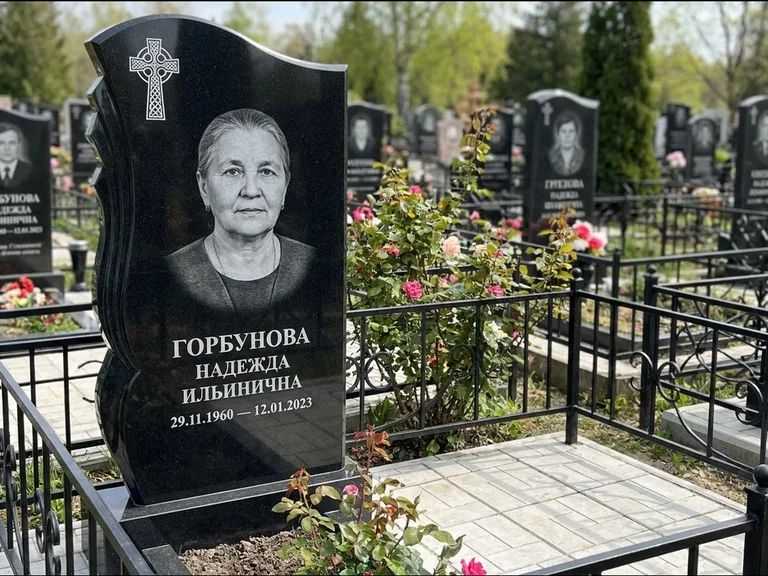 Памятник из чёрного гранита — высокий обелиск с кельтским крестом, работа «Одинцова» в Красноярске