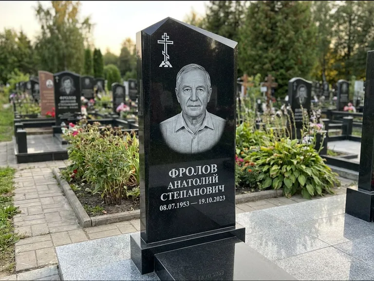 Памятник из чёрного гранита — стела со столиком и скамьёй с крестом на Голгофе, работа «Верещагин» в Красноярске