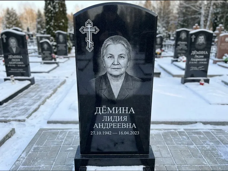 Памятник из чёрного гранита — стела домиком с крестом в лучах, работа «Селезнёва» в Красноярске