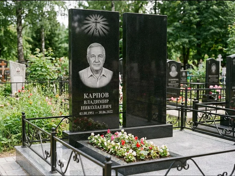 Памятник из чёрного гранита — ступенчатая стела с золочёным крестом, работа «Панкратов» в Красноярске