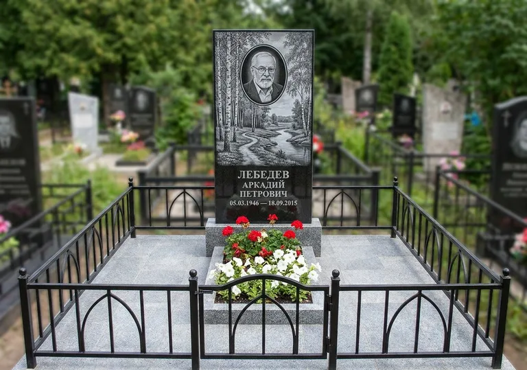 Памятник с гравировкой берёзовой рощи, портретом и надписью в Красноярске