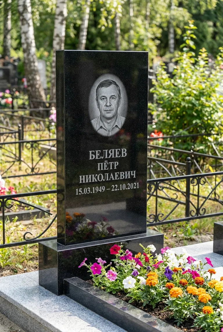 Вертикальный чёрный гранитный памятник под ключ с цветником в Красноярске