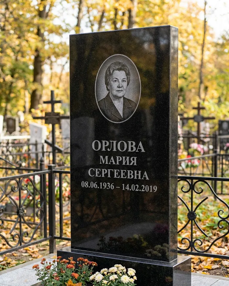 Вертикальный серый гранитный памятник под ключ, осень в Красноярске