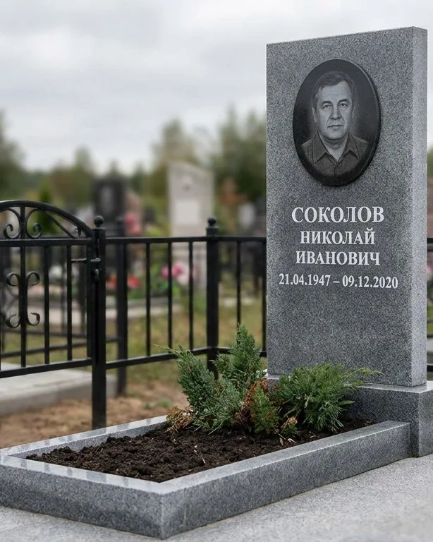 Чёрный памятник под ключ на гранитном цоколе в Красноярске