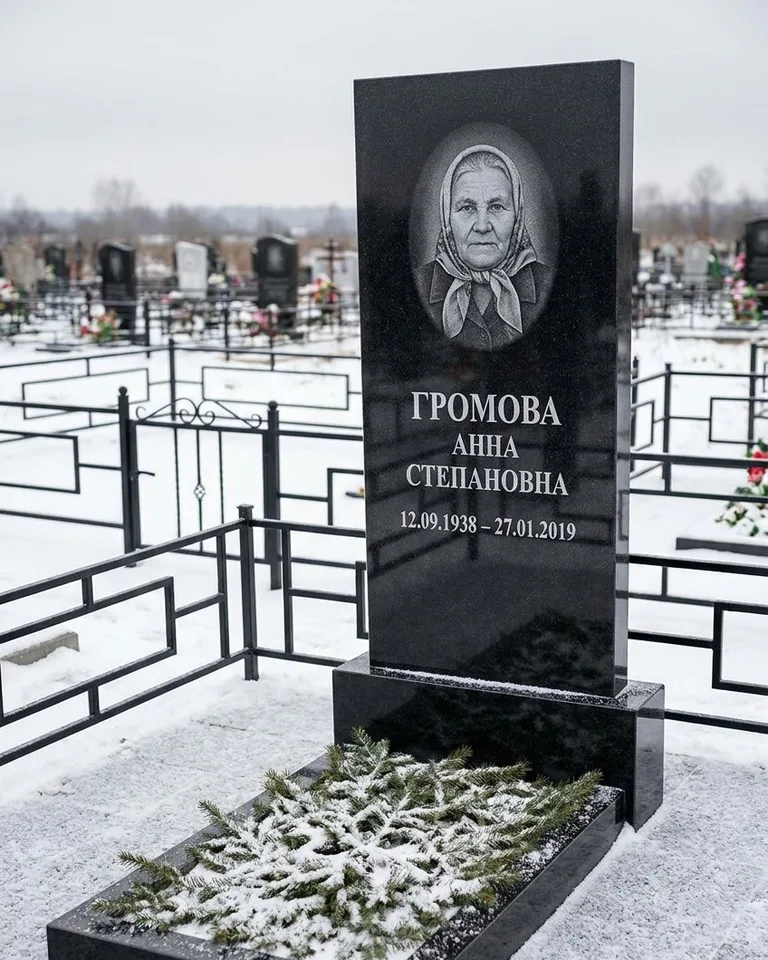 Простой вертикальный памятник под ключ зимой в Красноярске