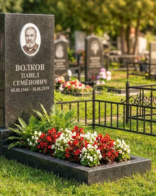 Тёмно-серый памятник под ключ с художественной гравировкой в Красноярске