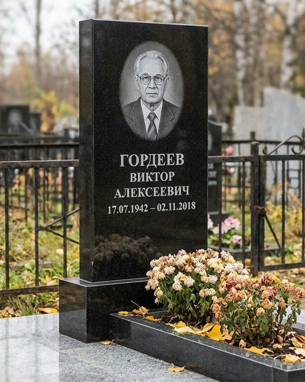 Памятник под ключ с гранитным цоколем и плиткой в Красноярске