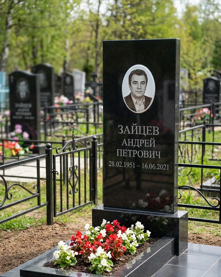 Памятник под ключ с гранитной вазой и цветами в Красноярске
