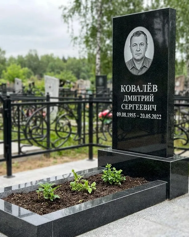 Горизонтальный серый памятник под ключ, осень в Красноярске