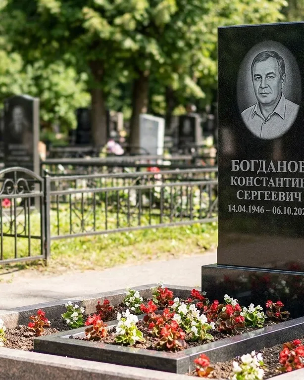 Низкий горизонтальный памятник под ключ с цветником в Красноярске