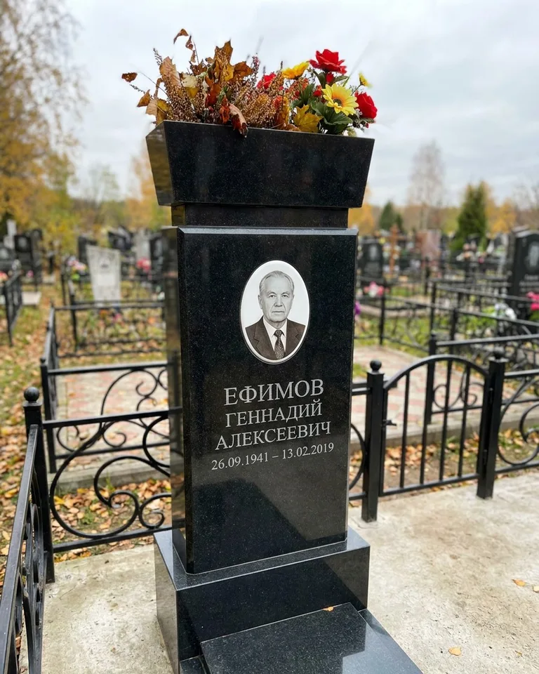 Двойной семейный памятник под ключ с портретами в Красноярске