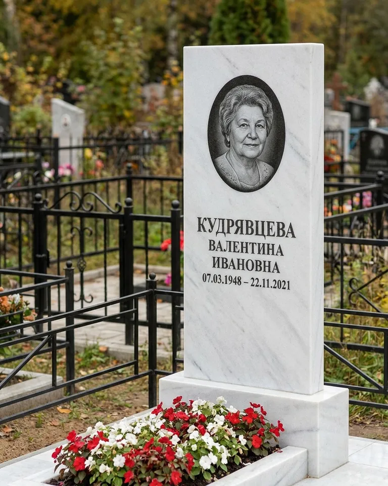 Двойной памятник под ключ с цоколем и плиткой в Красноярске