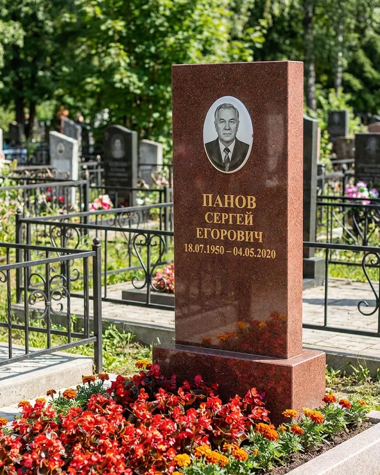 Двойной серый памятник под ключ с вазой в Красноярске