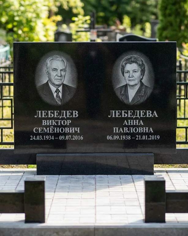 Памятник под ключ из красного гранита в Красноярске