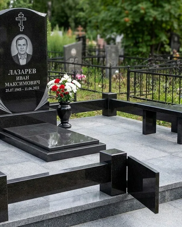 Памятник под ключ зимой с венком в Красноярске