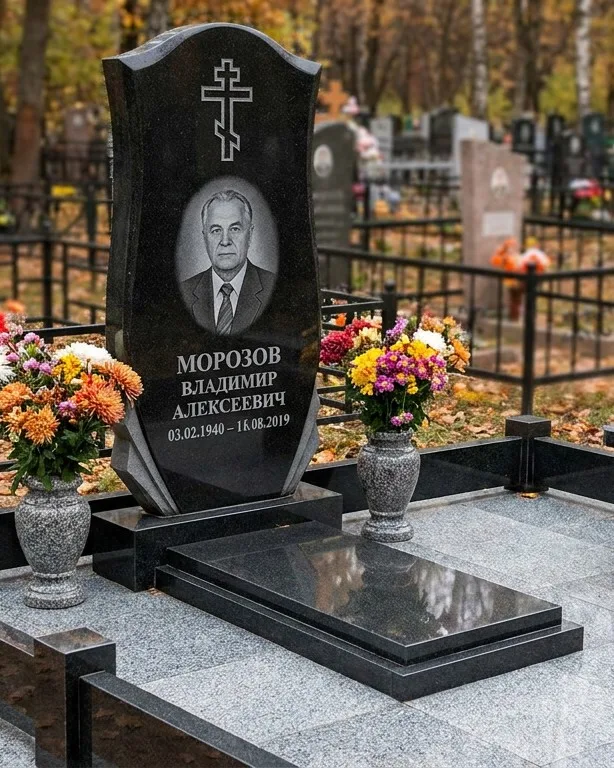 Памятник под ключ со скамьёй и мощением в Красноярске