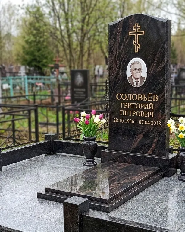 Памятник под ключ с гранитным цоколем и вазой, осень в Красноярске