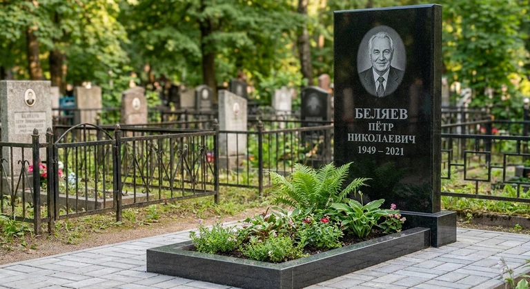 Памятник под ключ в Красноярске — гранитная стела с цветником и благоустройством, установлен под ключ