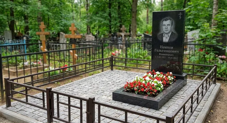Памятник под ключ с цветником и благоустройством в Красноярске