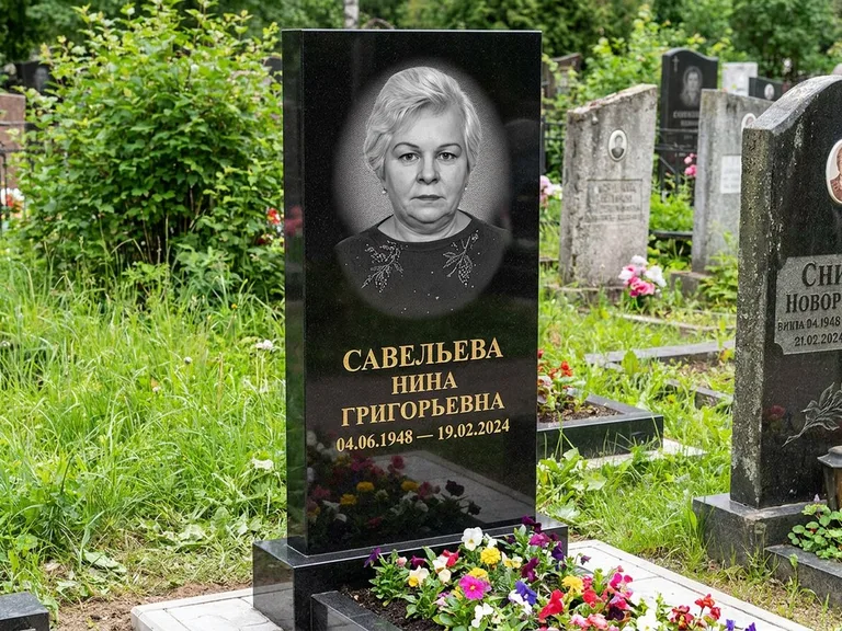 Портрет на памятнике в Красноярске — Паспортное фото восстановили и награвировали на чёрной стеле