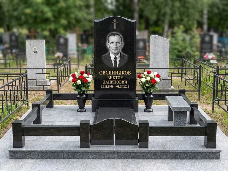 Портрет на памятнике в Красноярске — Старый снимок → гравировка на премиум-комплексе с плиткой и оградой