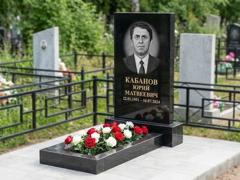 Портрет на памятнике в Красноярске — Старый снимок → гравировка на вертикальной стеле