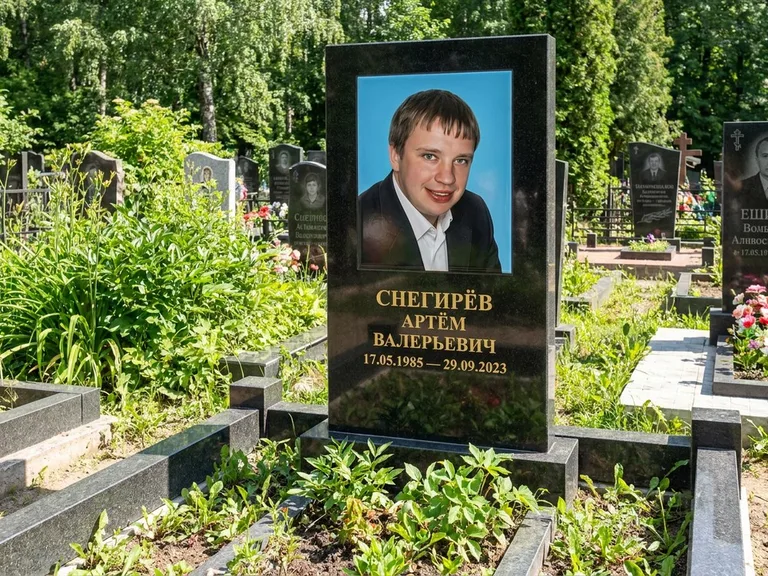 Портрет на памятнике в Красноярске — Цветное фото → прямоугольная фотокерамика на чёрном граните
