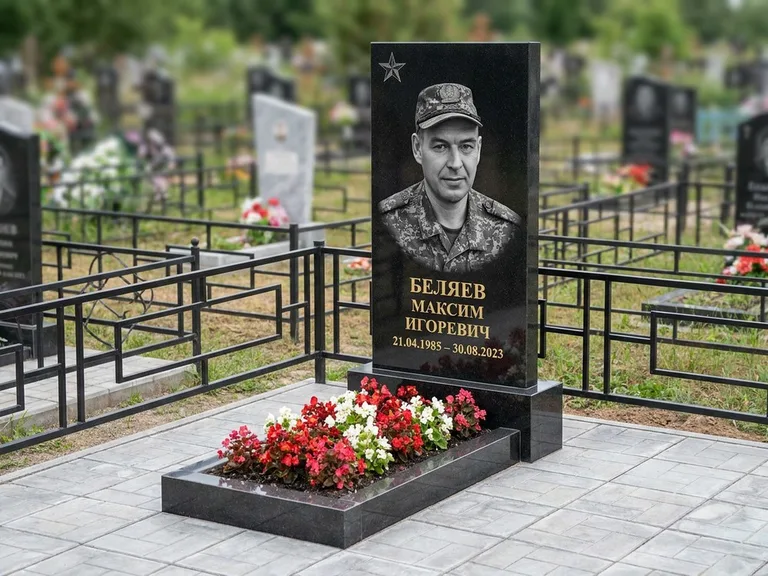 Портрет на памятнике в Красноярске — Военное фото → цветная фотокерамика, гравированная звезда