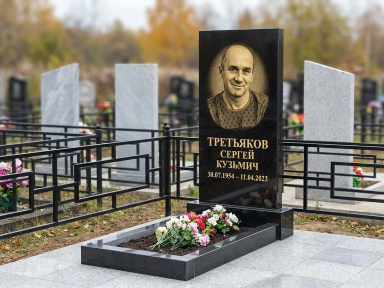 Портрет на памятнике в Красноярске — Восстановленный портрет → гравировка на вертикальной стеле