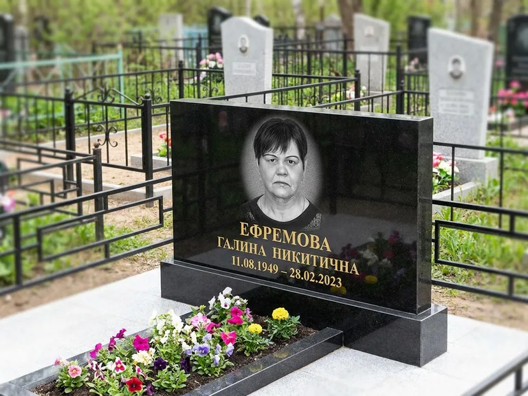 Портрет на памятнике в Красноярске — Ч/б портрет → гравировка на горизонтальном памятнике