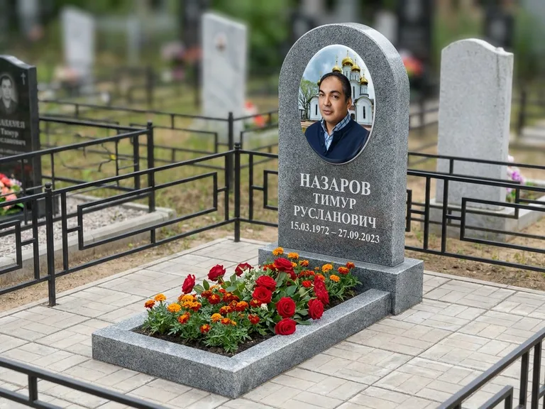 Портрет на памятнике в Красноярске — Цветной портрет → фотокерамика-овал на сером граните, буквы белые