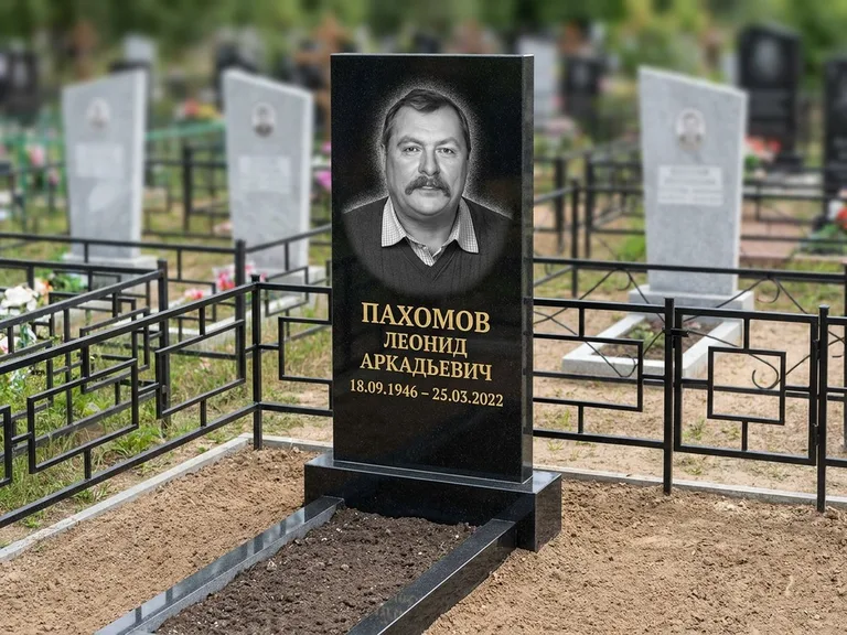 Портрет на памятнике в Красноярске — Маленькое фото → гравировка на простом бюджетном памятнике