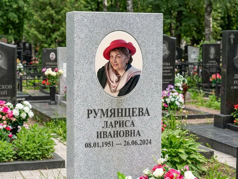 Портрет на памятнике в Красноярске — Цветной портрет → овальная фотокерамика на светлом камне