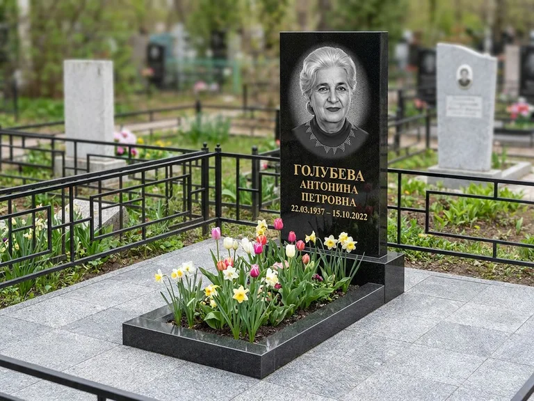 Портрет на памятнике в Красноярске — Выцветший скан восстановили и награвировали на стеле