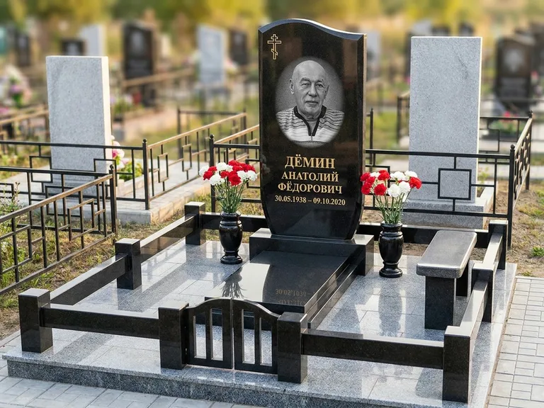 Портрет на памятнике в Красноярске — Реставрация → гравировка на премиум-комплексе