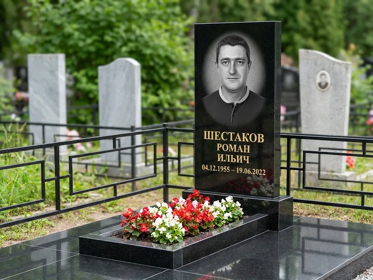 Портрет на памятнике в Красноярске — Ч/б портрет → гравировка на стеле