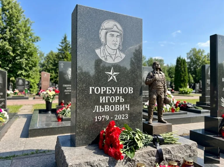 Гранитная фигура лётчика на памятнике военному со звездой в Красноярске