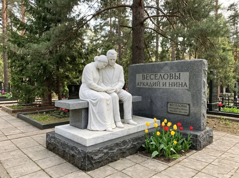 Мраморная скорбящая пара на эксклюзивном мемориале в Красноярске